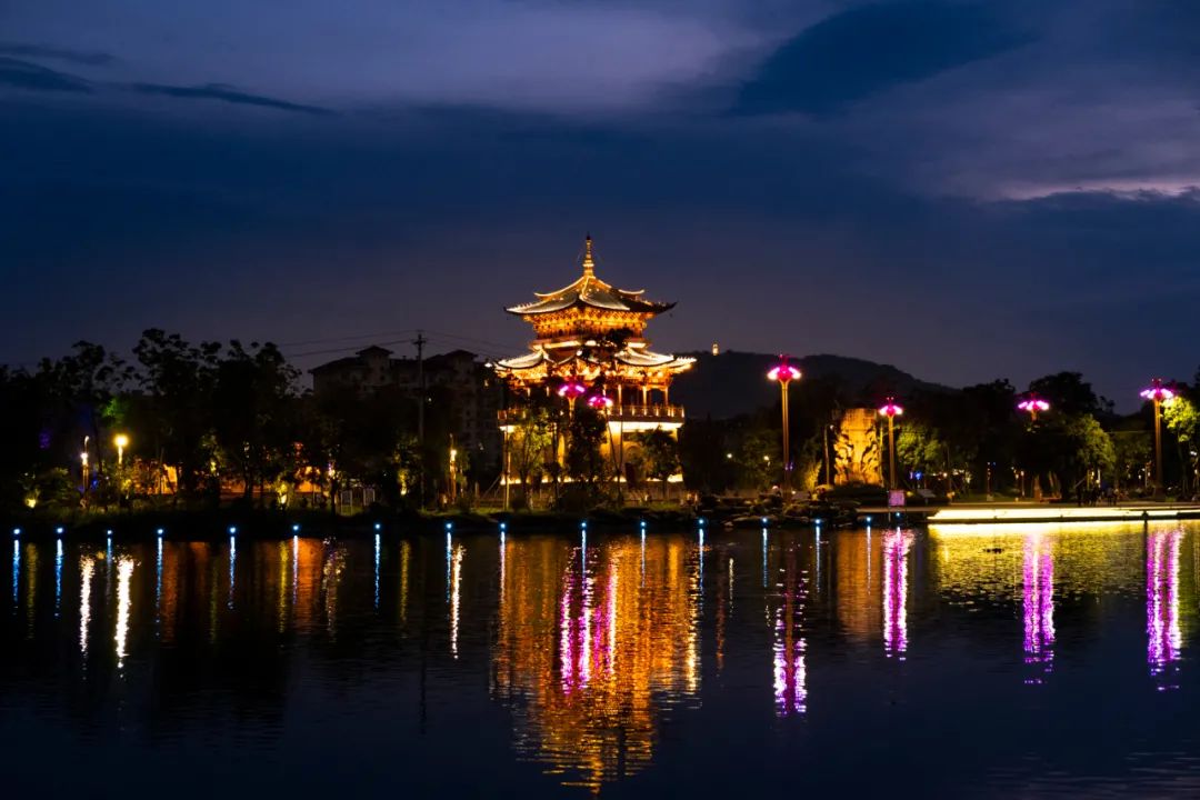 腾冲欢乐湖夜景图片