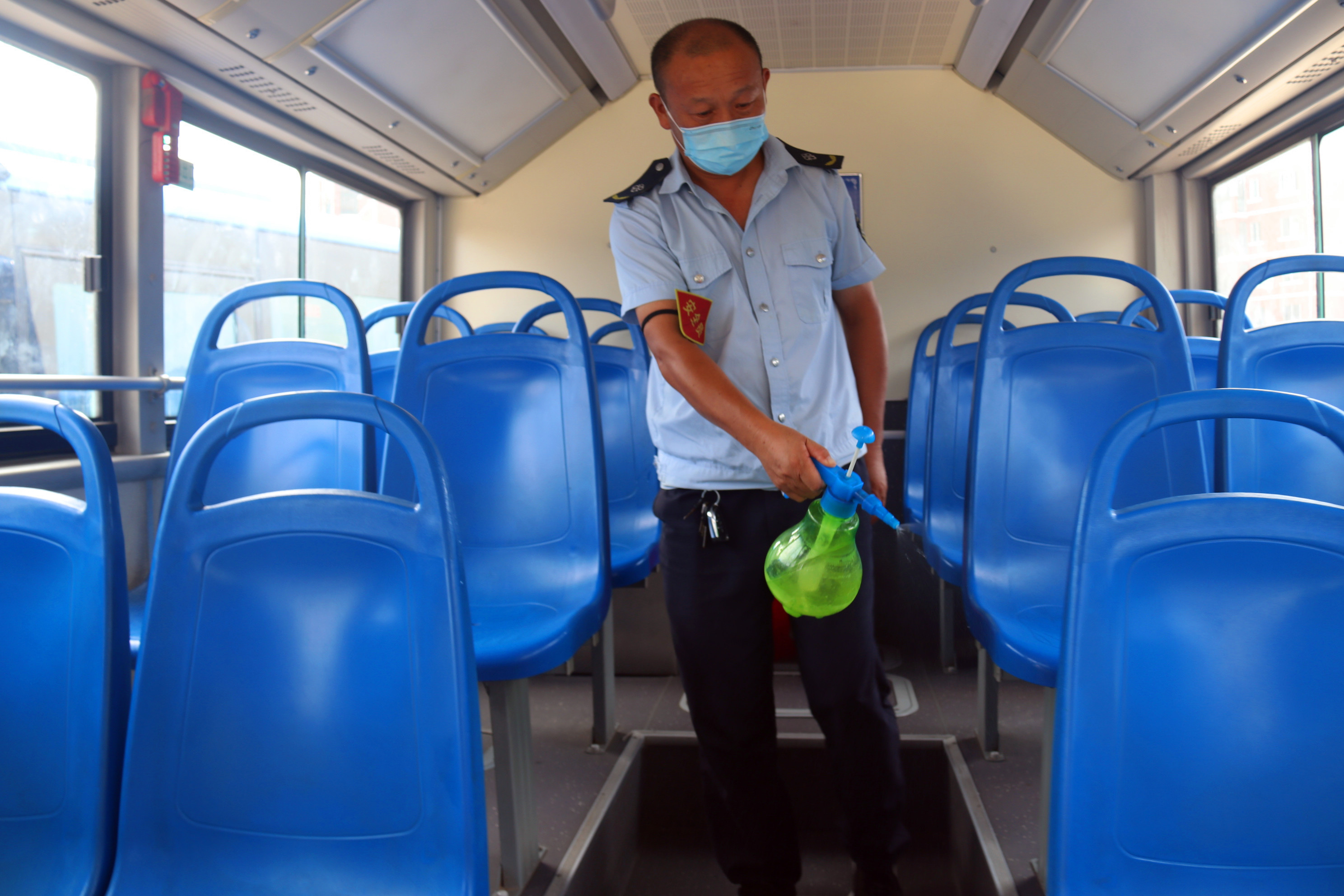 菏泽城际公交车厢一趟一消毒保障市民安心出行