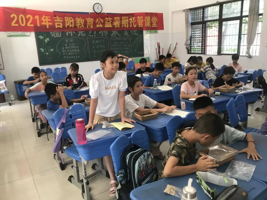 7月14日,在三亚市第十小学的教室里,三亚市南繁科学研究院的助理研究