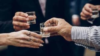 拒絕酒桌文化，從請老板“務(wù)必回復(fù)”開始