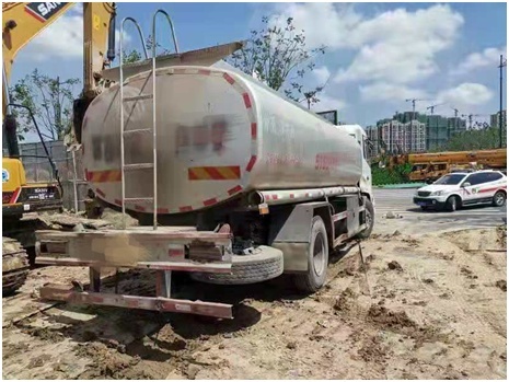 南京重拳出击严查 黑加油车 一天内查获黑油近5000升 南京重拳出击严查 黑加油车 一天内查获黑油近5000升