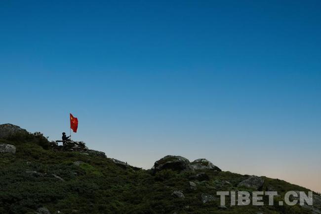 图为西藏亚东出入境边防检查站民警在哨位上