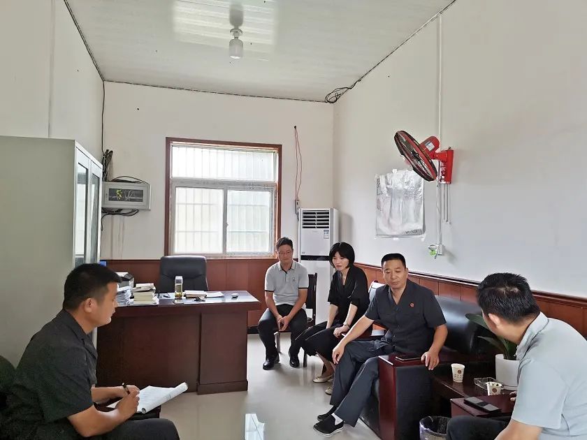 在太和县倪邱镇,田金刚在该镇镇长刘小权的带领下,走访了省人大代表