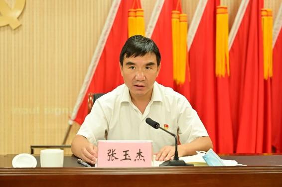 张玉杰表示,新一届区委将坚决扛牢全面从严治党主体责任,一体推进不敢