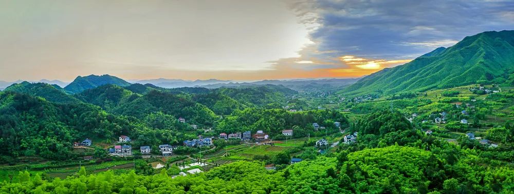 中张村位于安吉县西南部,是湖州市仅有的两个少数民族村之一.