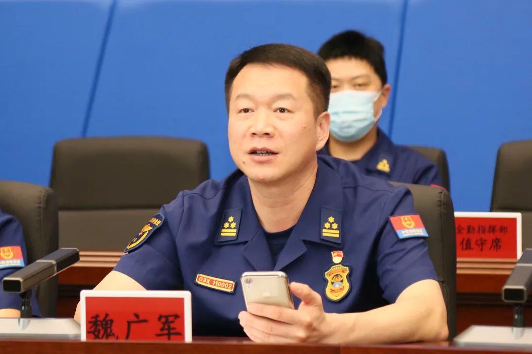 近日,支队政治委员魏广军,在家党委委员和指战员代表与巩立姣远程视频