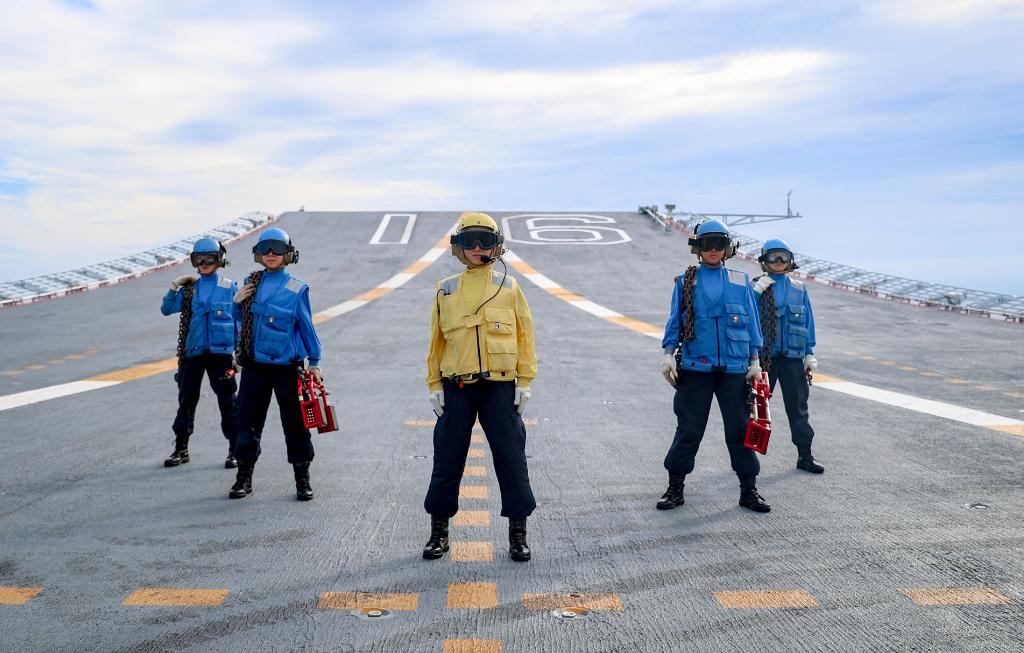 又美又颯遼寧艦放飛小組女艦員首次獨立完成保障任務