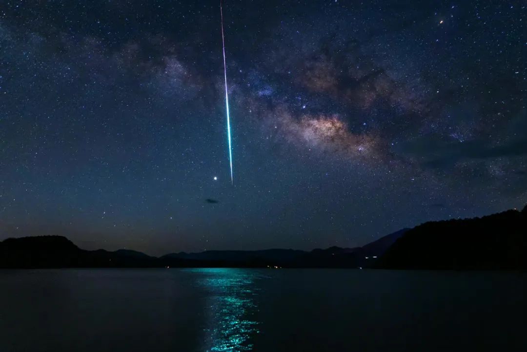 送你一場流星雨哦對了裡面還有一個空間站