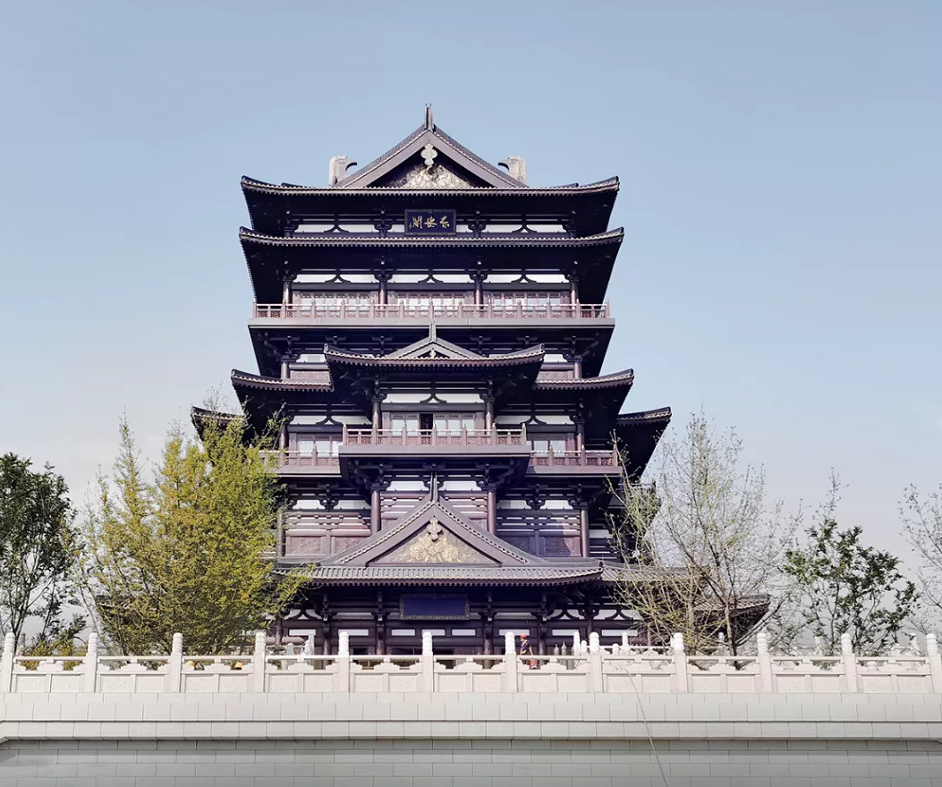 东安湖,圣火塔三点一线东安阁与大运会主场馆—东安湖体育中心越水