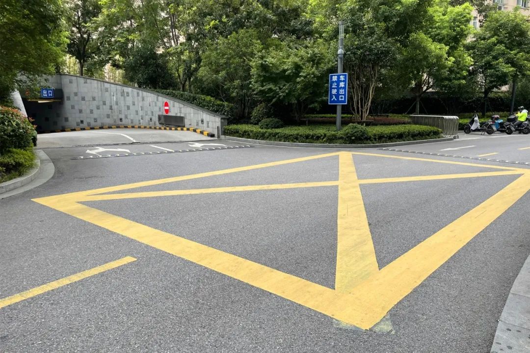 针对来福士商圈地下停车库进出口通行难,周家桥派出所与商场物业部门