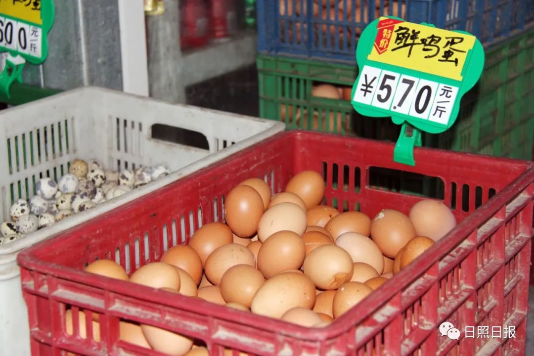8月11日,记者来到惠新智慧综合市场,发现不少摊位普通鸡蛋的价格在