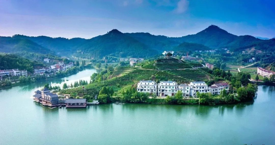 待疫后重逢沉醉英山五彩秋色中