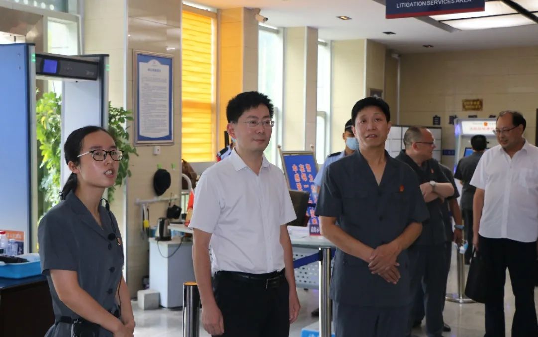 青川县委政法委书记宫高鹏调研青川法院工作