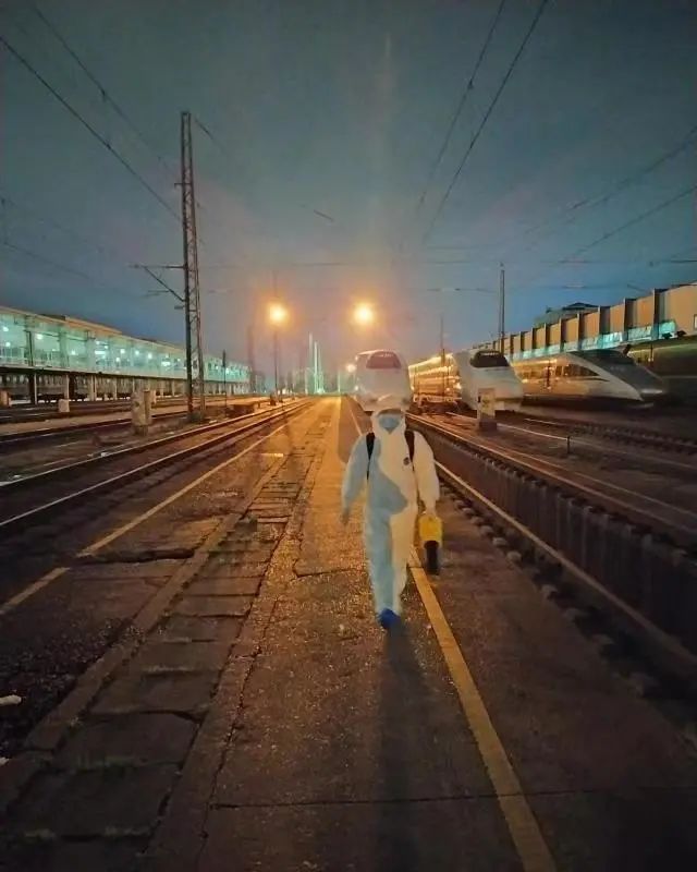 乘火车出行时 有些画面是您不曾见到的!