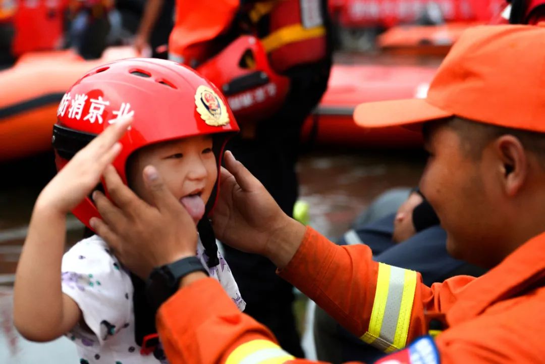 橙色力量守护下的"小可爱"北京的消防员叔叔你们还记得这些可爱的河南