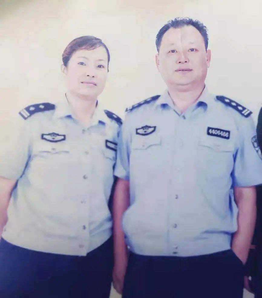 图为1982年结婚纪念照.白宁广 73 贾炳梅便是字