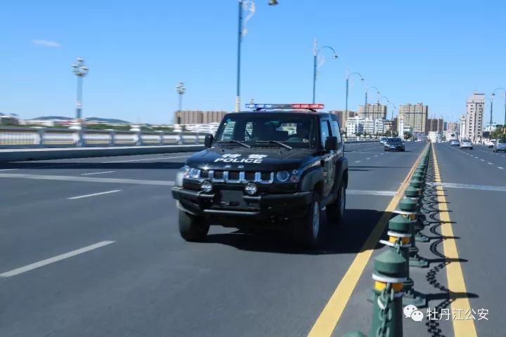 一个动作 一个眼神汗水模糊了双眼特警然而,对于牡丹江公安的蜀黍来说