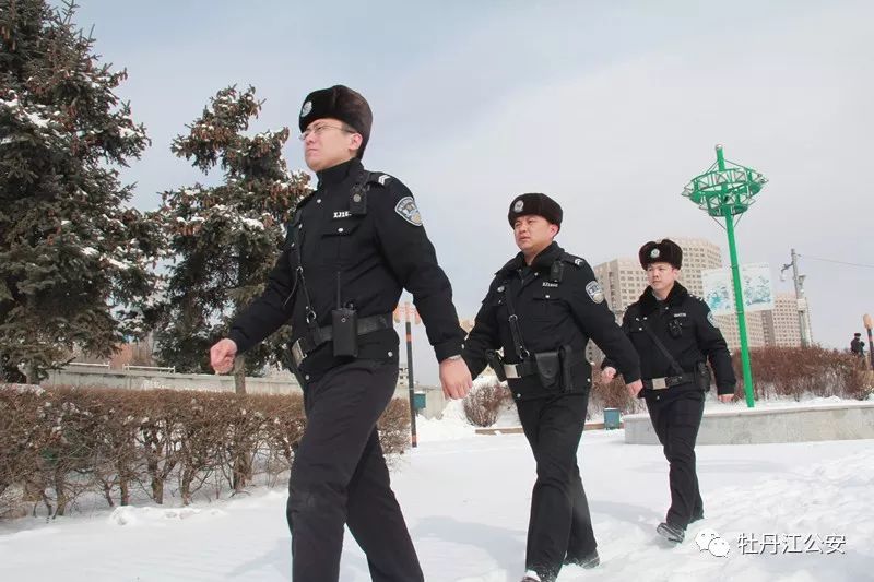 一个动作 一个眼神汗水模糊了双眼特警然而,对于牡丹江公安的蜀黍来说