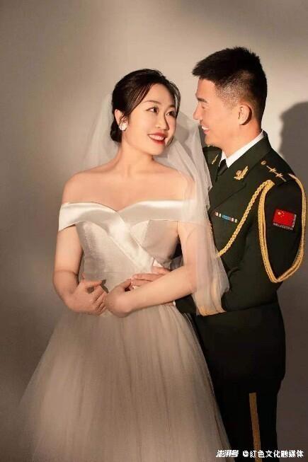 武警礼服婚纱照图片