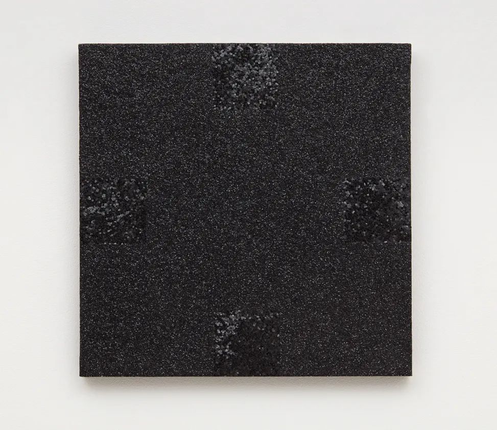 《无题(黑色闪光)》,中间方形区域为玻璃微粒融于黑色丙烯颜料,四周为