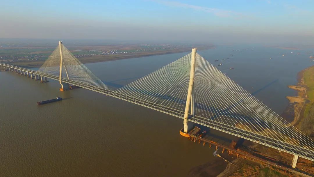 安徽望东长江大桥中交集团承建世界最大跨度的叠合梁斜拉桥