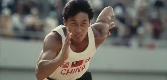 电影的结尾定格在刘长春第二场比赛起跑的一瞬间.
