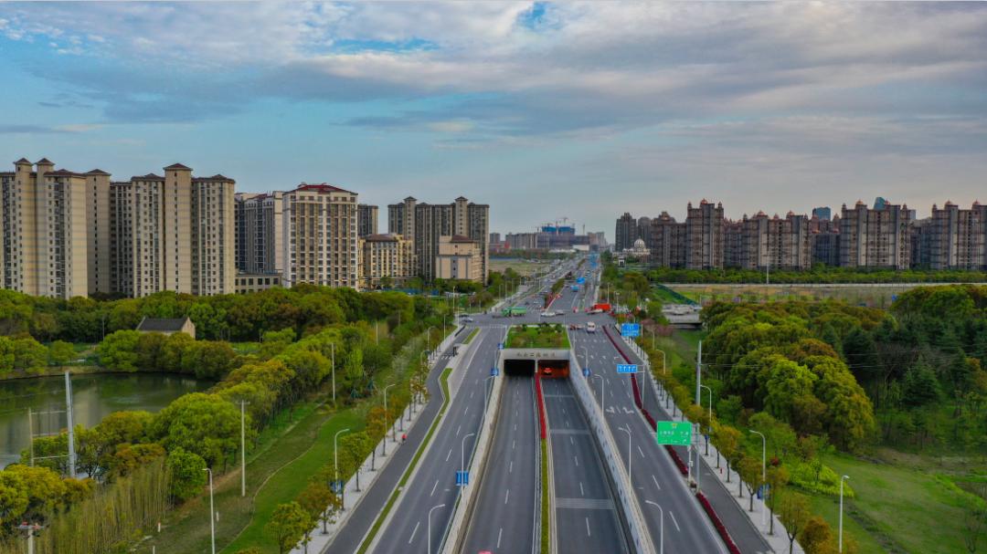 金海公路#10西起航南公路,东至林海公路,全长6.