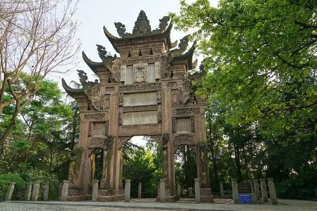 新牌坊由此命名这座牌坊大有来头