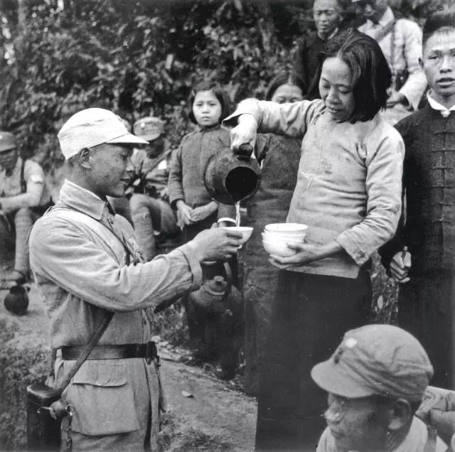 1939年12月,湖南战区的中国军队行军途中小憩