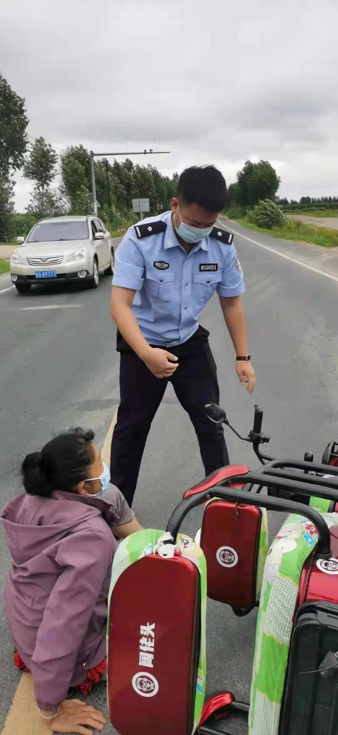 洮北公安青山所民警出警途中救助摔倒老人獲錦旗