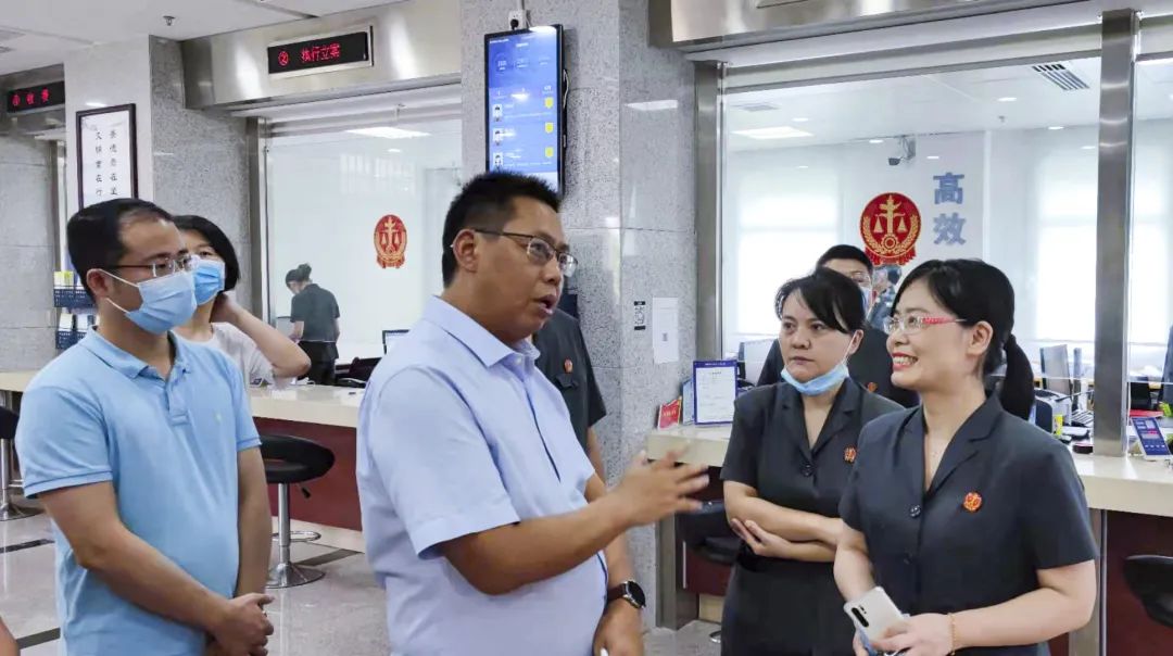 王砺一行实地查看了诉讼服务中心,执行指挥中心,调解