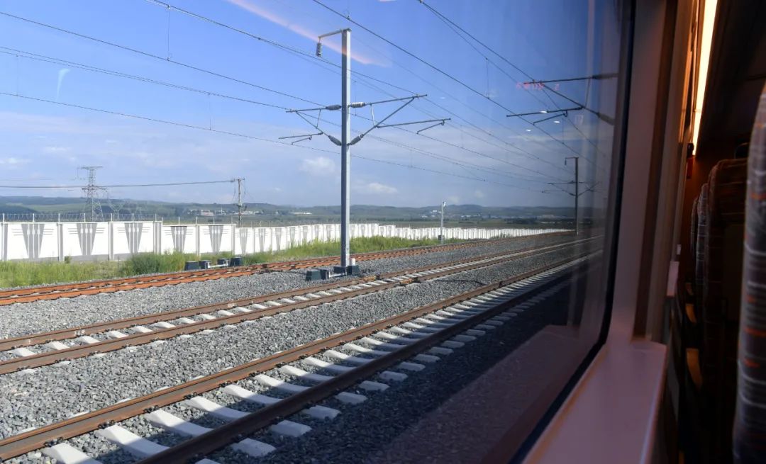 此次兼容性测试采用了装备ctcs-300h及ctcs-300s型车载设备的cr400bf