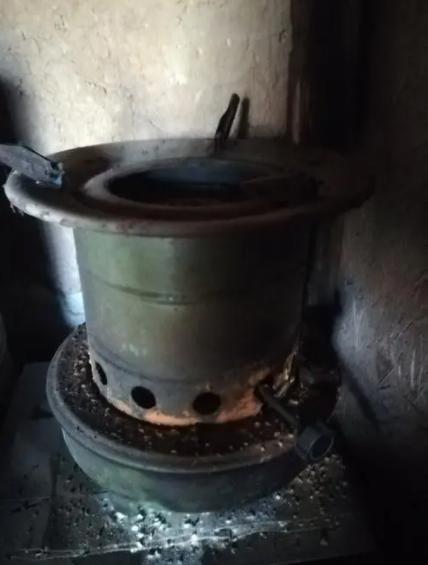 记得20世纪80年代初我四五岁时,妈妈用煤油炉子煮饭,常常把饭煮不好.