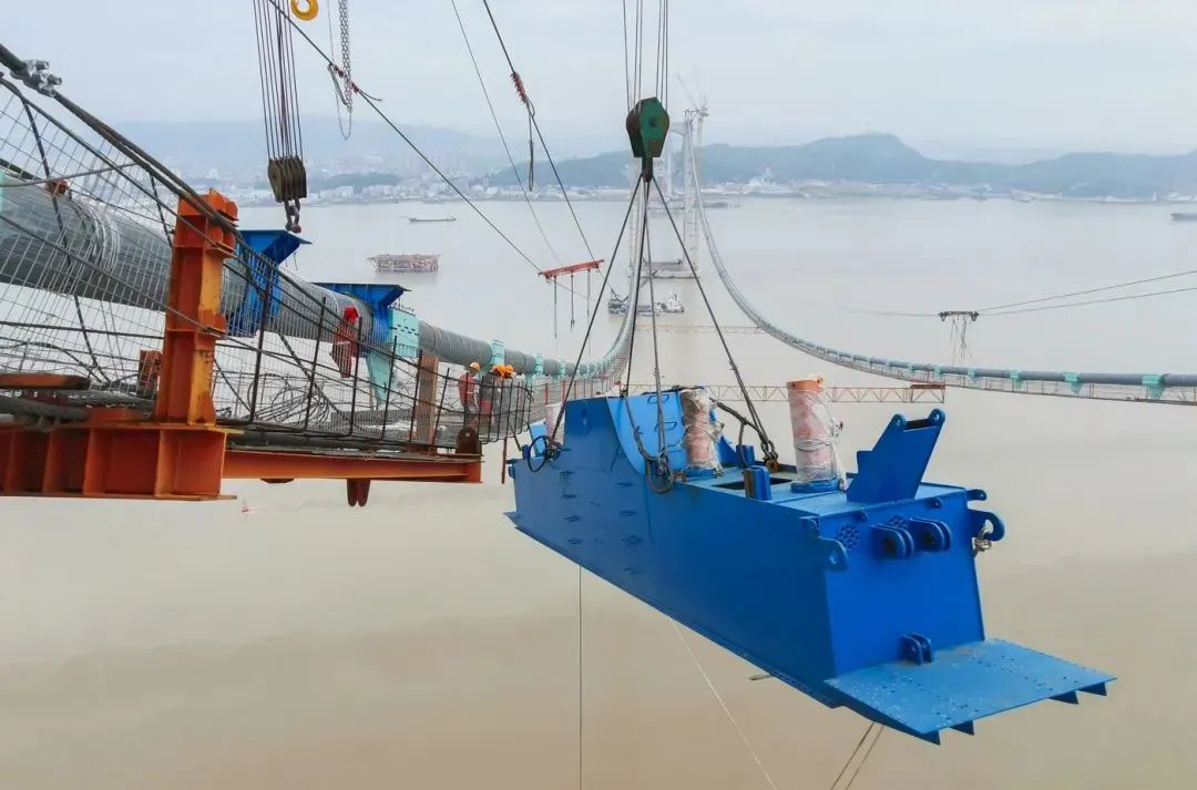 今年7月,二航局自主研发的世界最大吊重能力缆载吊机在北口大桥安装