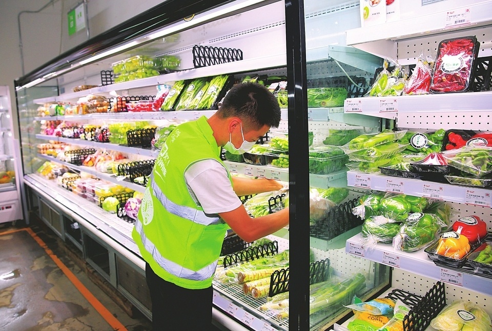 美特好前置仓的工作人员正在拣货. 山西经济日报记者 王昕摄