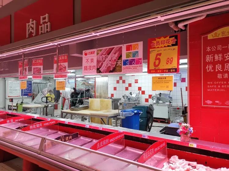 济南大润发被曝制售“隔夜臭肉”,市场监管部门现场取样调查 济南大润发被曝制售“隔夜臭肉”,市场监管部门现场取样调查