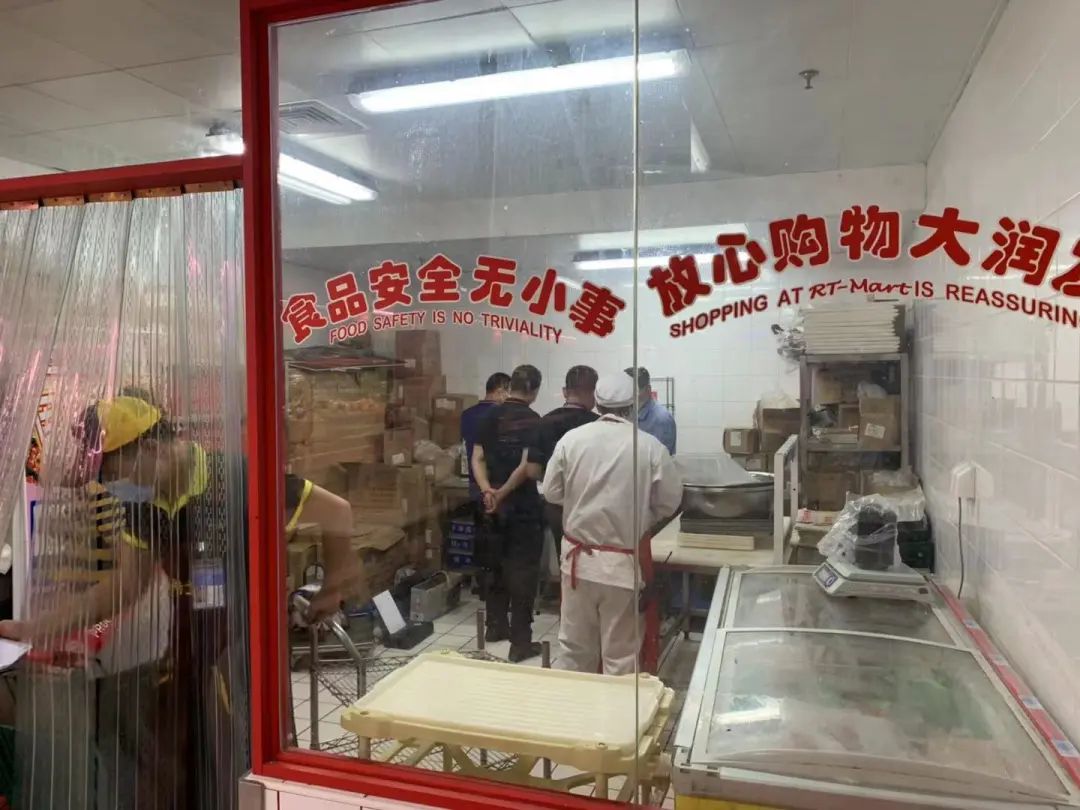济南大润发被曝制售“隔夜臭肉”,市场监管部门现场取样调查 济南大润发被曝制售“隔夜臭肉”,市场监管部门现场取样调查