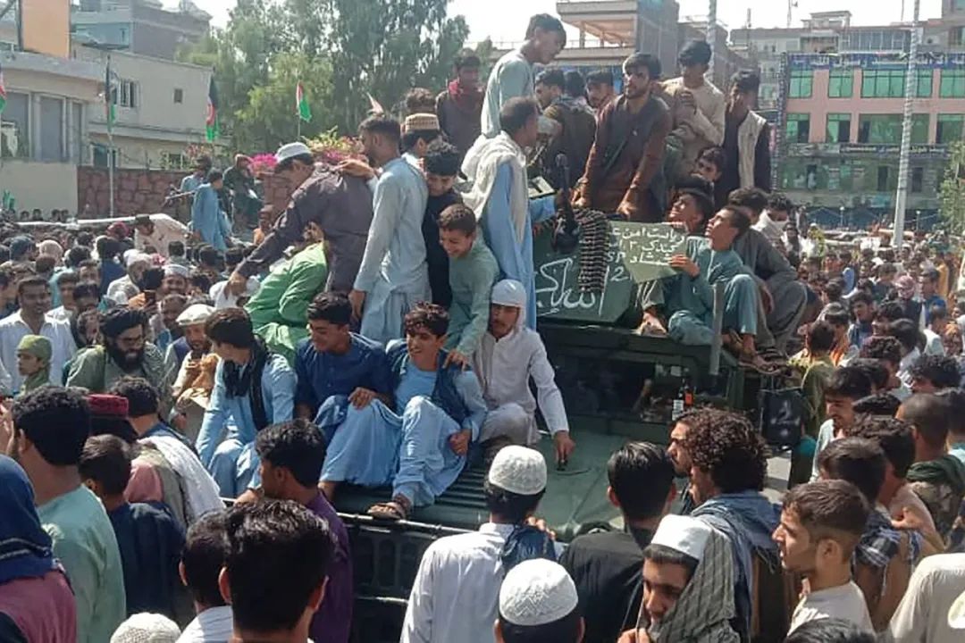 塔利班宣布胜利阿富汗人仓惶逃亡多人掉下飞机摔死