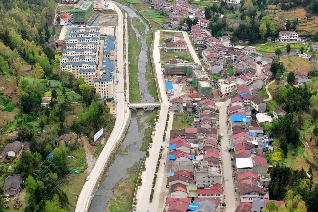 循红色足迹看交通新貌赤南镇交通助力再起航