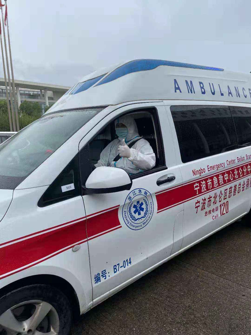 疫情前面显担当宁波北仑公交司机转行开起救护车