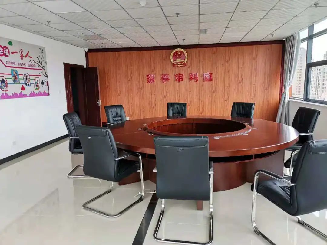 现代化的人民法庭,办公区域为一楼,六楼和七楼,内设诉讼服务大厅,审判