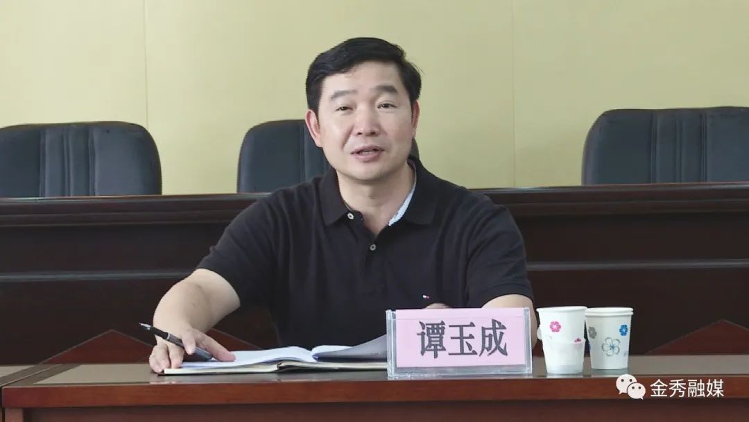 谭玉成到县人力资源和社会保障局调研