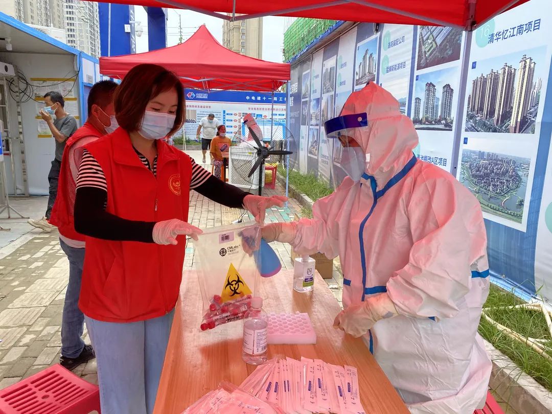 聚焦抗疫有我中建七局红马甲志愿者战疫在行动