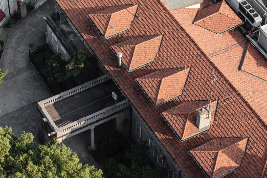 老建筑的上海故事|淮海中路1469号:红瓦四坡的法国文艺复兴时期风格