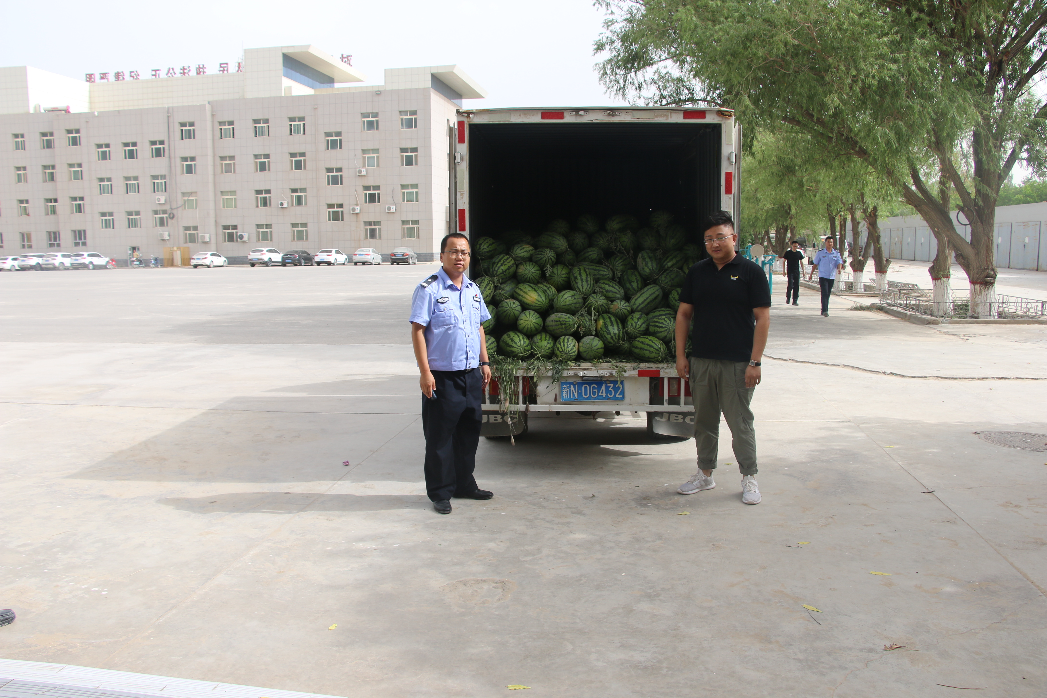 据悉,近日,气温攀升,酷暑难耐,图木舒克市城区公安局全体民辅警在烈日