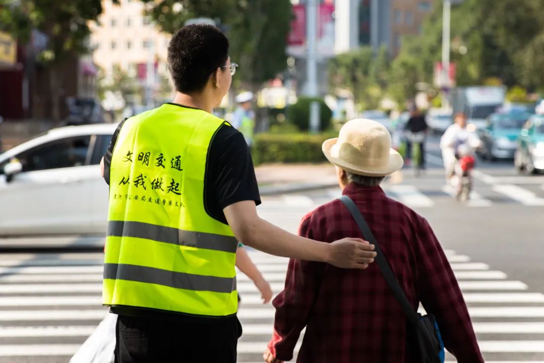 礼让行人拍照图片