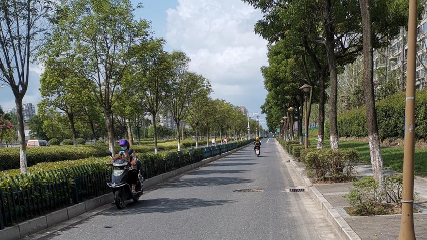 戴庄路与盐渎路交叉口驾乘人员未戴安全头盔▲戴庄路与盐渎路交糙口