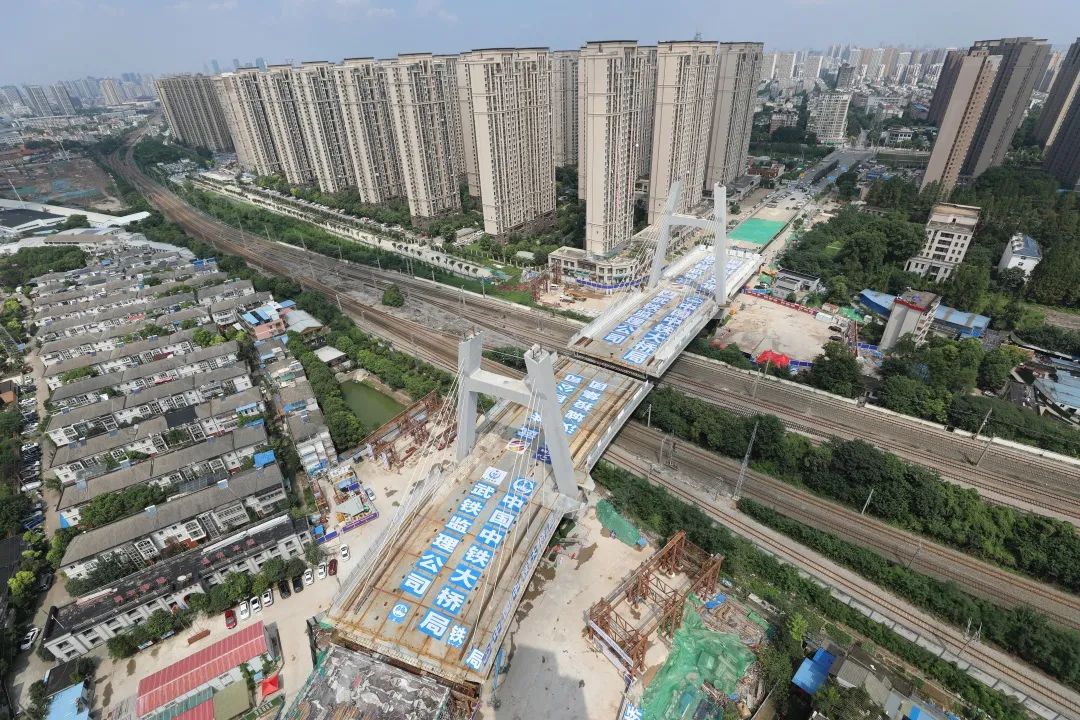 14万吨钢箱梁空中转体83度武汉建安街上跨铁路桥华丽转体