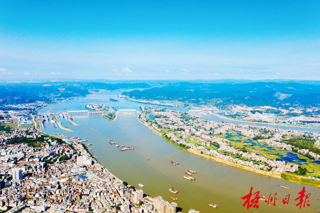 蓝天白云下的长洲水利枢纽 何华文 摄(资料图)