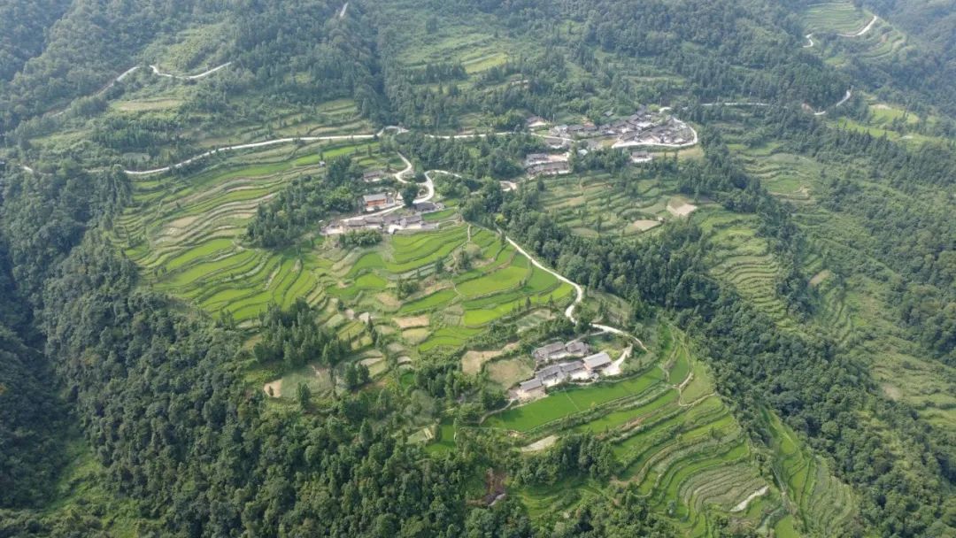 黄平县浪洞镇影视村铺出致富路